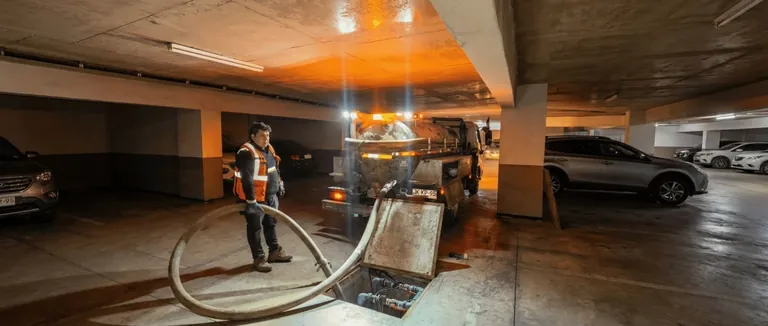 Camión de Destape Rápido realizando destape de alcantarillado en subterráneo de edificio