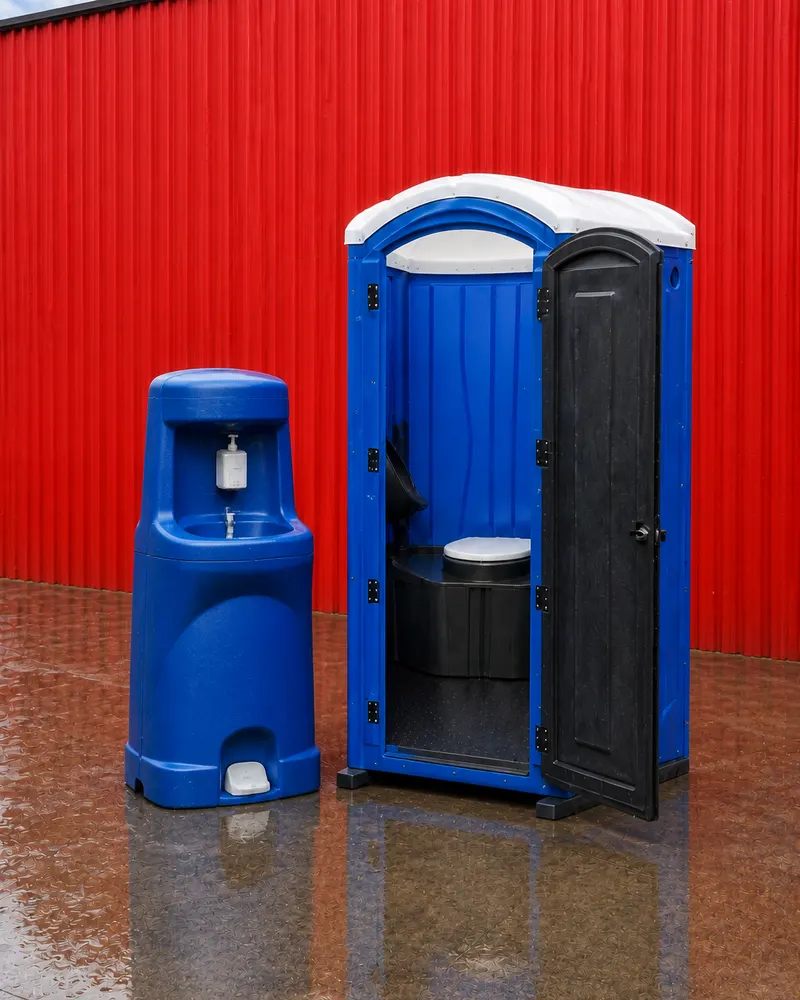 Baño químico junto a lavamanos portátil con dispensador de jabón