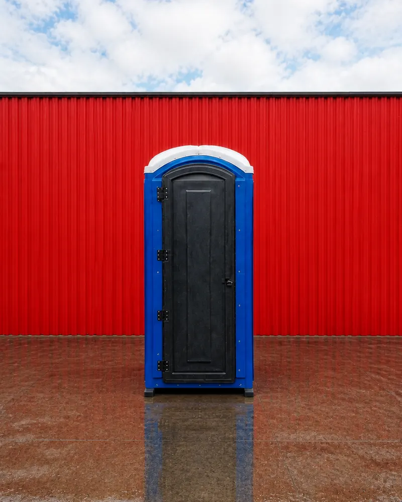 Baño químico portátil azul, el modelo estándar que instalamos