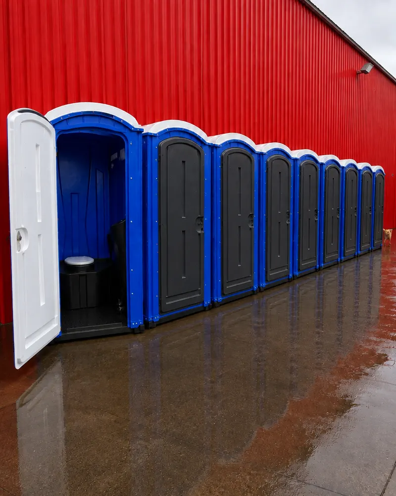 Fila de baños químicos azules listos para despacho