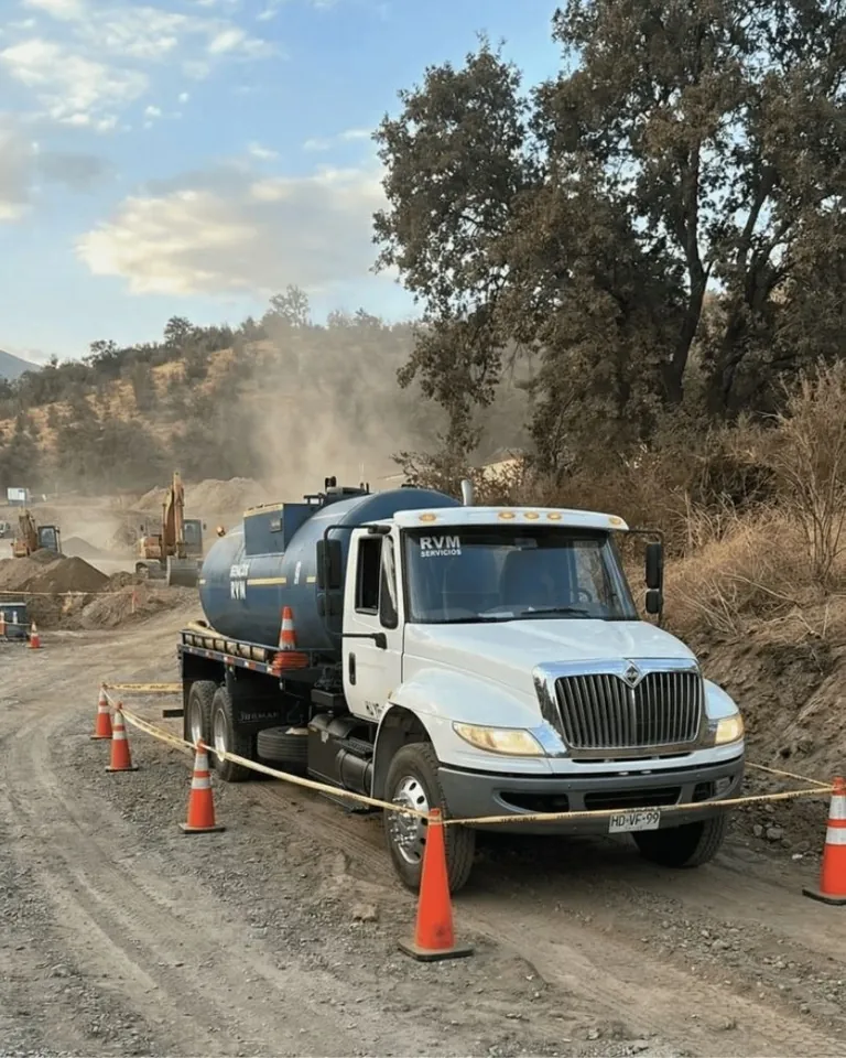 Camión de Destape Rápido realizando limpieza de fosa séptica en parcela rural